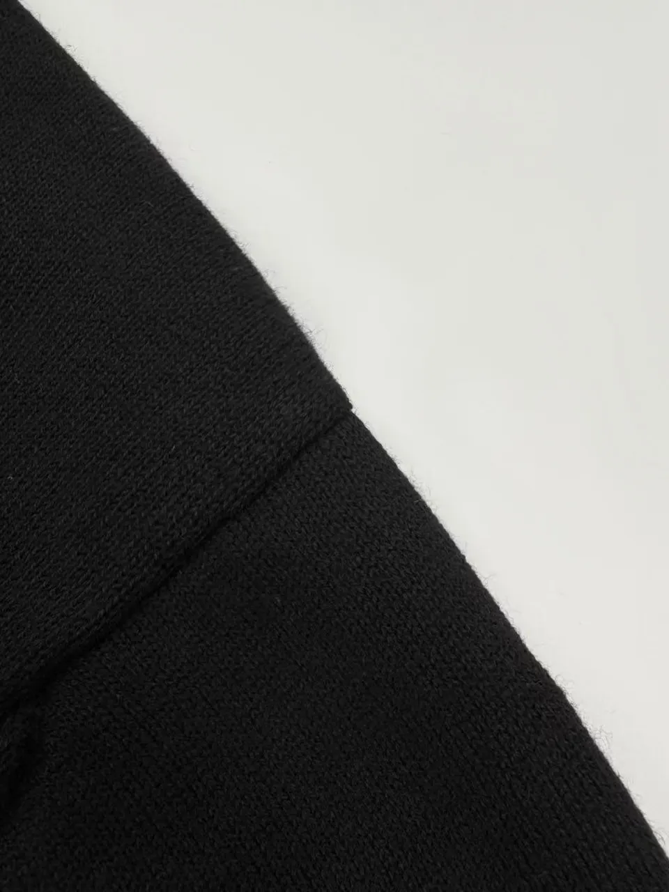 Ami Paris love embroidered knitted cardigan. Custom-woven luxurious and ultra-fine merino wool. Soft and delicate, comfortable and close to the skin. The main color is deep black. A bright red love heart jumps out on the chest, adding a touch of agility and playfulness. The brand is highly recognizable. The arrangement of buttons and the symmetrical beauty of the pattern create a sense of vertical extension visually, making the wearer's figure more upright and slender. It is the ultimate simplification of color, and conveys the love and persistence of life. Meet the ultimate simplicity, the well-deserved king of Versatile. Process 1: Use imported machine embroidery technology. Use advanced computer control systems and precision mechanical components to realize Ami love embroidery operations. High precision. Smooth and delicate lines. Process 2: Softening and deodorizing process of garment washing water. Use professional washing equipment and specific detergents to deep clean and deodorize the clothes. Improve the feel and appearance of the clothes. Accessories: Customized 1:1 Ami trademark. Fit: Fitted Size: S M L XL Style number: 25167